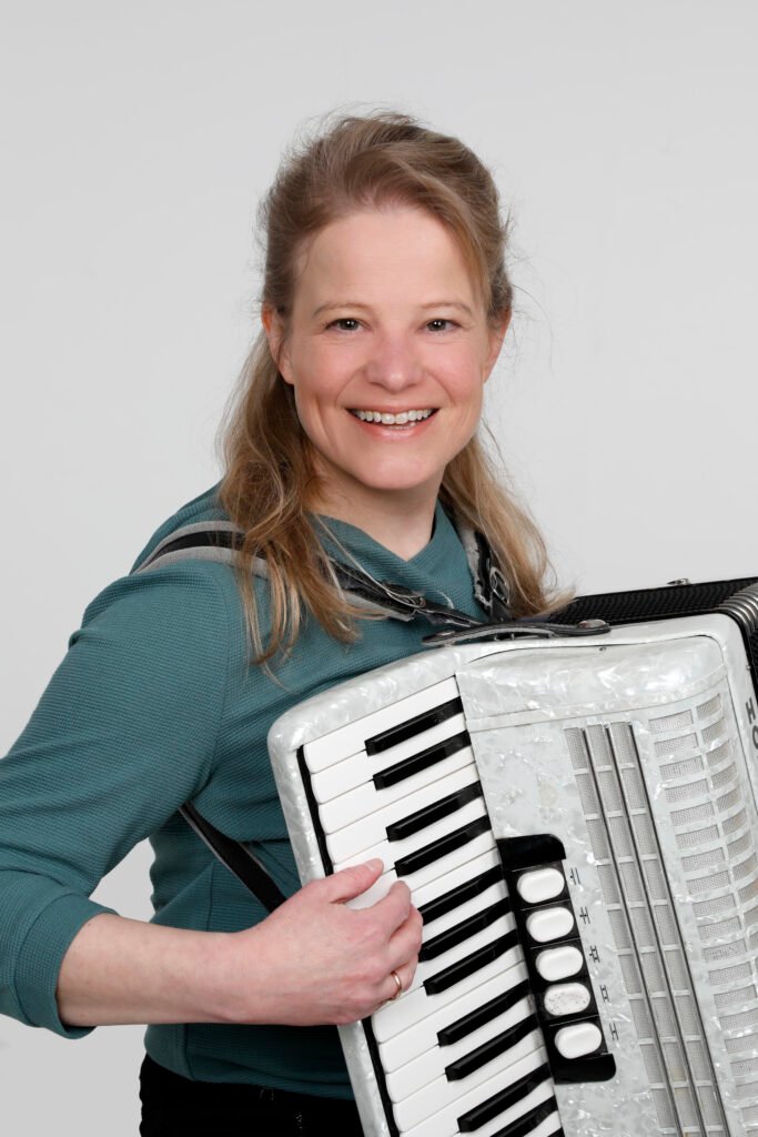 christine maubach mit Akkordeon